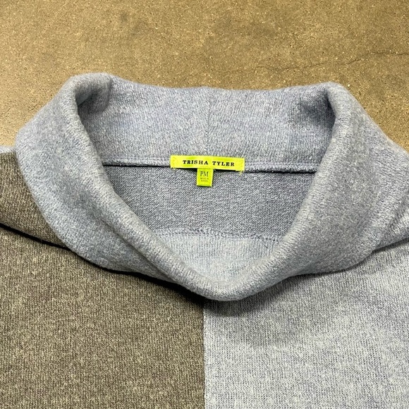 Trisha Tyler Geometric Abstract Pullover Turtleneck Sweater - Picture 4 of 8